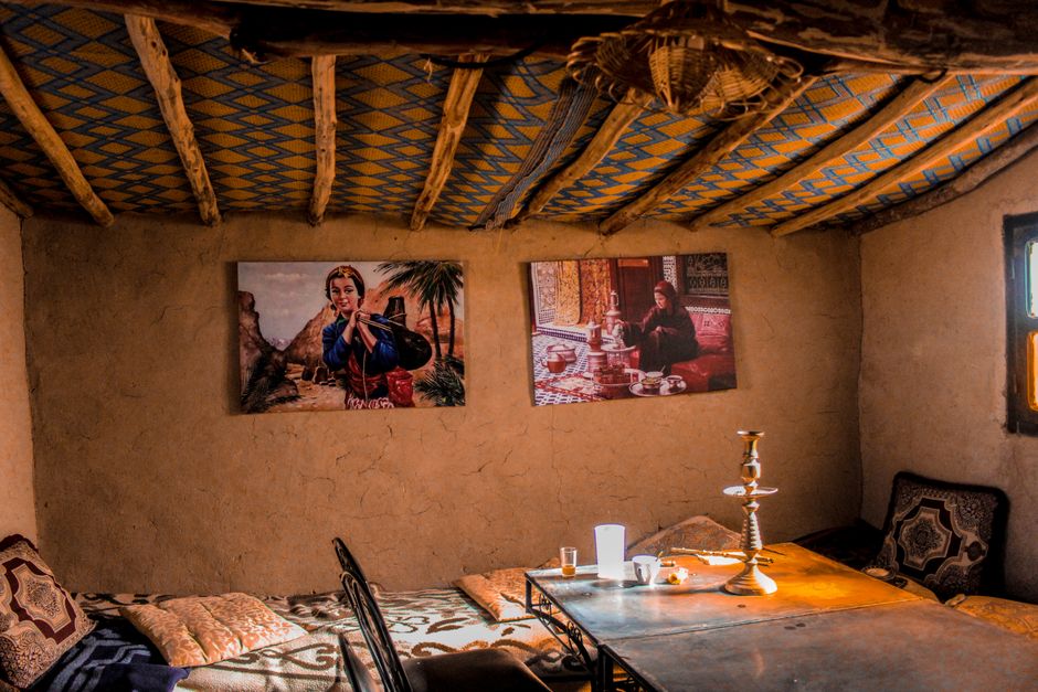 Marokkaanse schilderijen: breng een exotisch vleugje in huis deze herfst - Gezellige Marokkaanse kamer met traditionele decoratie, kunst en een warme ambiance. Marokkaanse schilderijen: breng een exotisch vleugje in huis deze herfst - Gezellige Marokkaanse kamer met traditionele decoratie, kunst en een warme ambiance.