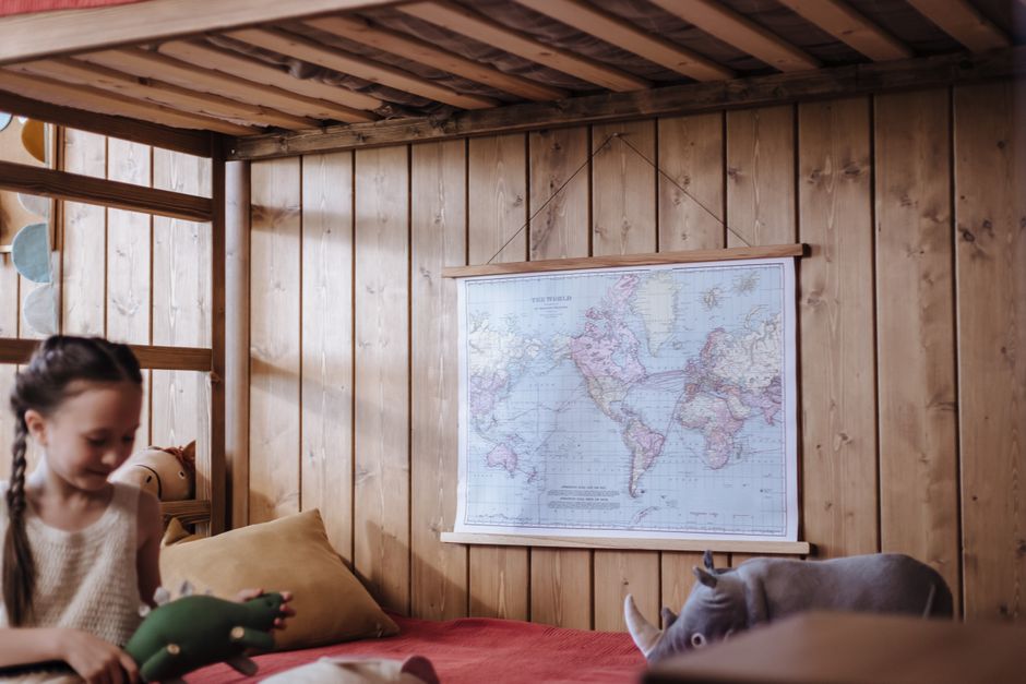 Minecraft posters: een speelse twist voor kinderkamers dit najaar - Een vrolijk kind in een houten slaapkamer met een kaart, speelt met speelgoed. Minecraft posters: een speelse twist voor kinderkamers dit najaar - Een vrolijk kind in een houten slaapkamer met een kaart, speelt met speelgoed.
