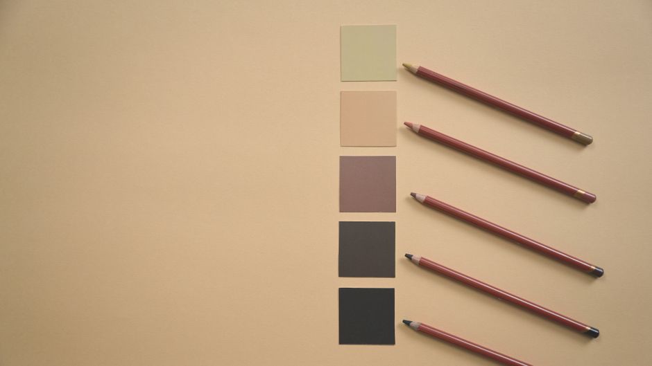 Warme neutrale tinten: creëer een uitgebalanceerd kleurenpalet voor de herfst - Platliggende gekleurde potloden en aardetinten op een beige achtergrond, perfect voor kunst- en ontwerpcontexten. Warme neutrale tinten: creëer een uitgebalanceerd kleurenpalet voor de herfst - Platliggende gekleurde potloden en aardetinten op een beige achtergrond, perfect voor kunst- en ontwerpcontexten.